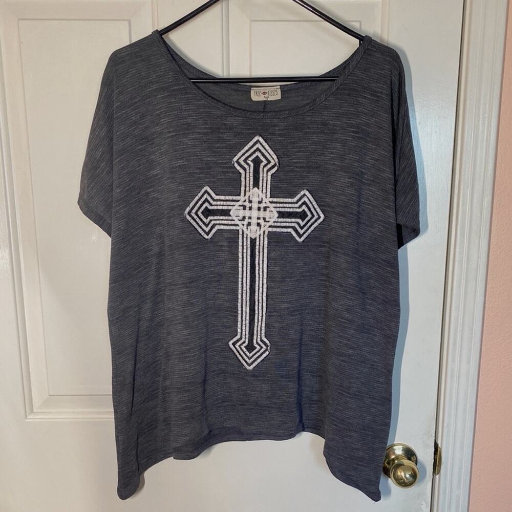 Free Kisses Gray Graphic Short Sleeve Top Shirt Scoop Neck Short Sleeves | 1X